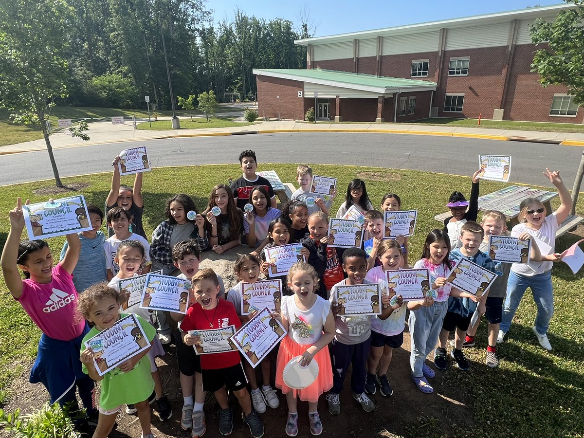 EpolitoMs's tweet photo. Student Council end of year donut dash! Awards and stickers! 🩵💚@KyleRWilsonES @Sealionsin321 @bhannon514 https://t.co/Yive6niRTd
