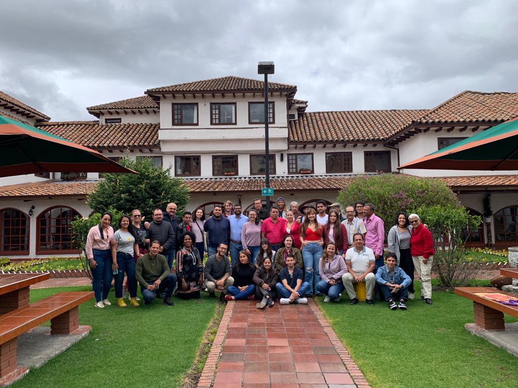 PaSocialCali's tweet photo. La Diaconía de Formación y Transformación Humanitaria 👥 de la Pastoral Social 💚 de la @Arqui_Cali participó de la feria de iniciativas de paz convocada por la Red Nacional en Democracia y Paz #RNDP en la ciudad de Bogotá los días 9 y 10 de junio.
#paz #Colombia #verdad https://t.co/AvDywNSknD
