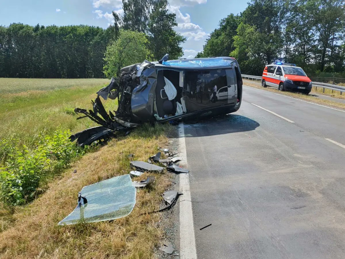 hasepost's tweet image. HASEPOST Osnabrück: Feuerwehr befreit Mann aus umgekippten PKW, Autos stießen zusammen Bei einem Auffahrunfall kippte am Mittwochnachmittag (14. Juni 2023) ein Auto in Bramsche um. Eine #bramsche #fahrrad #feuerwehr #leichtverletzt #notarzt #pkw hasepost.de/feuerwehr-befr…