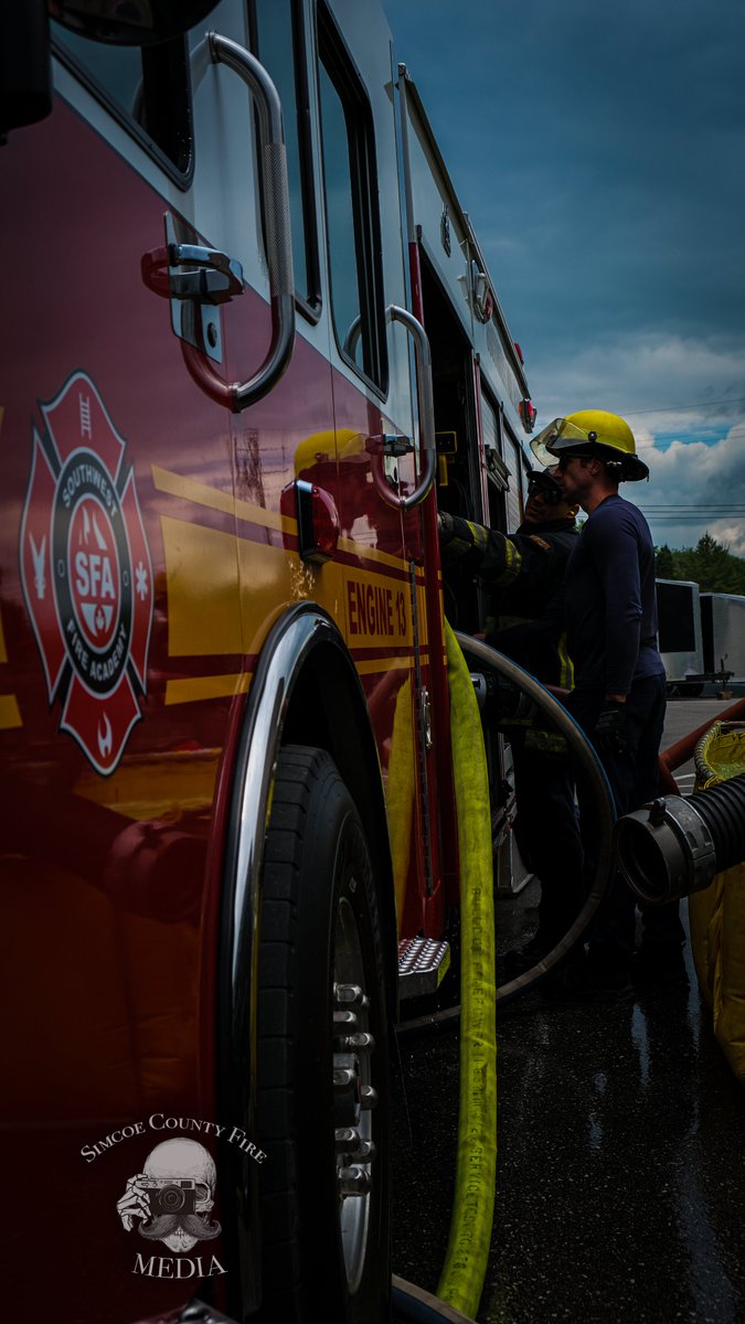 SimcoeFireBuff's tweet photo. Another great day with a great group at Southwest Fire Academy for some pump ops.
#fire #firefighter #canadianfirefighter #fireacademy #southwestfireacademy #sfa
#chiefmiller #ontario #ontariofirefighters #pumper #firetruck #pumpops #firedepartment https://t.co/dRJ17EhrIs