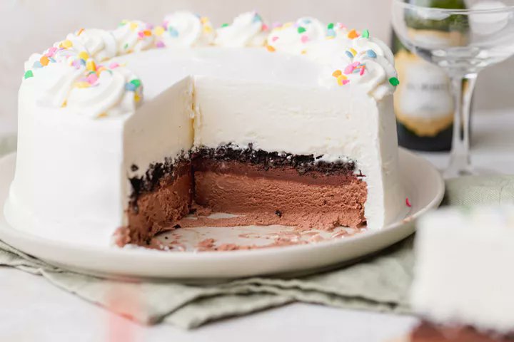 Take these steps to make your own ice cream cake. #sweettooth #foodinspiration  cpix.me/a/171582507