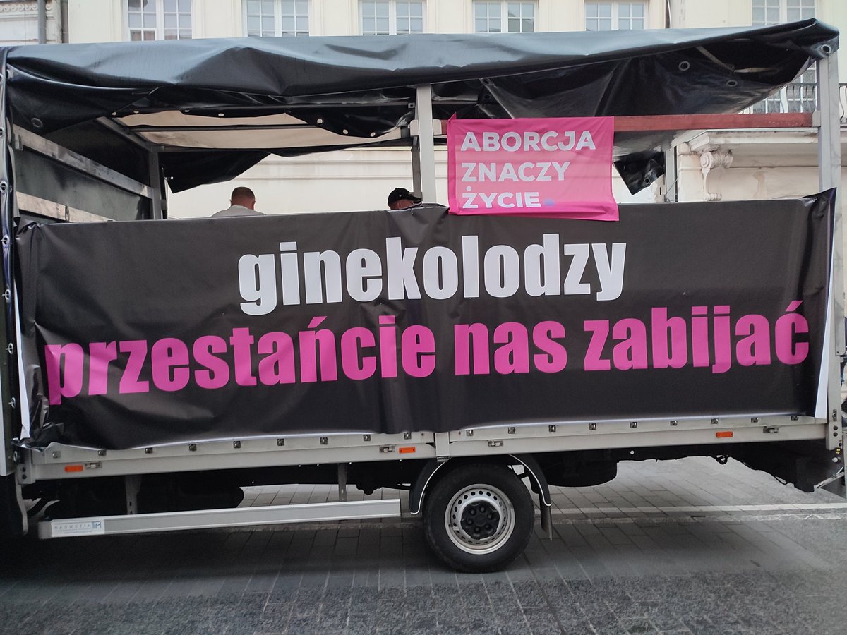 WarszawaAnarch's tweet photo. Państwo polskie za nic ma los osób ciężarnych. Byłyśmy dziś na proteście upamiętniającym kobiety, które zmarły z powodu zakazu aborcji. 

Prawo pisane przez religijnych fundamentalistów tylko i wyłącznie krzywdzi ludzi, nie chroni nikogo. 

#AniJednejWięcej #PrzestańcieNasZabijać https://t.co/YJW1mY6etG