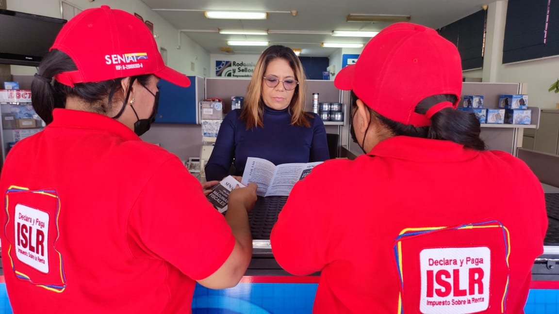 SENIAT_Oficial's tweet photo. Funcionarios adscritos a #RegiónZuliana realizan divulgativo obligación de utilización de máquina fiscal en comercios situados en la avenida principal de Las Delicias, #Maracaibo.
#NoMásInjerenciaYankee https://t.co/jEAwpkpGa4