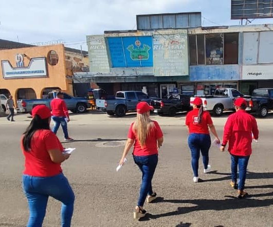 SENIAT_Oficial's tweet photo. Funcionarios adscritos a #RegiónZuliana realizan divulgativo obligación de utilización de máquina fiscal en comercios situados en la avenida principal de Las Delicias, #Maracaibo.
#NoMásInjerenciaYankee https://t.co/jEAwpkpGa4
