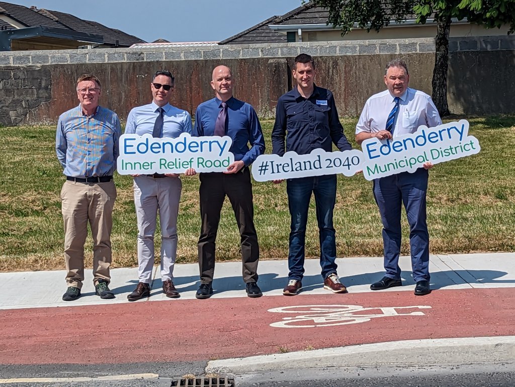My year as Chair of the Municipal finished today and I was delighted that one of my last acts was to witness the signing of phase 2 of the new link road in Edenderry. My year started with the opening of phase 1. The contractors will move in on site by the end of June.