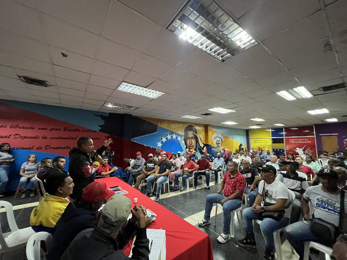 genkerve_psuv's tweet photo. Muy emotivo encuentro con los equipos de la comisión de trabajadores y trabajadoras del @PartidoPSUV en el Municipio Sucre. La clase obrera trabajadora que no se rinde y se mantiene firme con @NicolasMaduro @HectoRodriguez 
#NoMásInjerenciaYankee https://t.co/NWJqZuGm9k