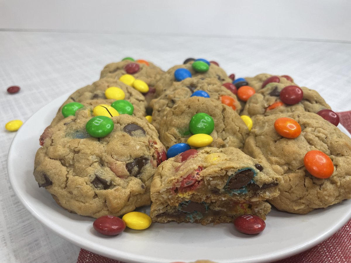 My_SimpleThings's tweet photo. Sweet tooth happiness! Soft &amp; chewy with sugary sweetness, peanut butter, and loaded with chocolate chips and M &amp; M’s. #sweettooth #yummy #cookies #monstercookie https://t.co/oN6eajtjyA  https://t.co/oN6eajtjyA via @My_SimpleThings https://t.co/MmlzbT6f9h