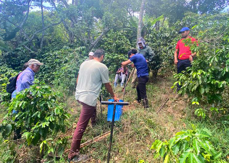 yoro_corridor's tweet photo. 📸 #YoroBiologicalCorridor soil carbon data team!  

...Continuing science training for capturing soil samples and measuring the carbon and nutrient levels in a sample. https://t.co/9WLBYjRylW