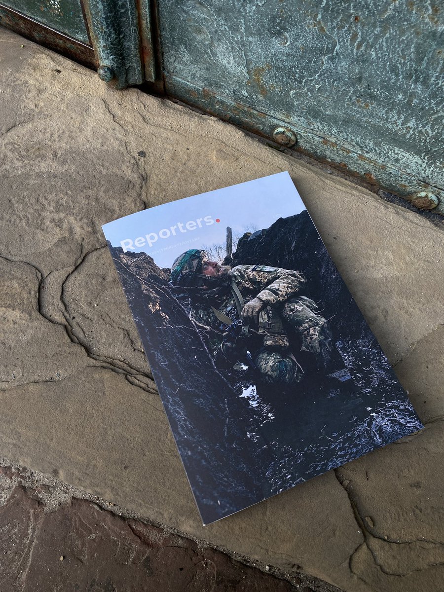 BohdanaNeborak's tweet photo. Під звуки тривоги хочу показати вам кілька розгортів нового числа нашого журналу "Reporters", що присвячений українським військовим.

Півтори сотні сторінок історій і фото від найкращих авторів. Журнал отримують амба��адори й амбасадорки @the_ukrainians 

[https://t.co/PVlFGK3eJs] https://t.co/RyMXjZzlmt