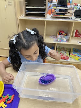 Today we did a “Keep the Boat Afloat Challenge”. With small toy boats we challenged children to see how many items they can place on the boat before it sinks.
#playfuldiscoveriescdc #playfuldiscoveries #prek #prekforall #nycpreschool #earlymath #counting #sinkorfloat #sinktheboat