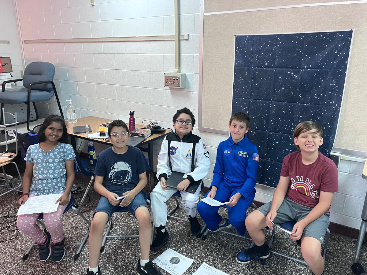 MsBazar5th's tweet photo. Shout out to the other career rooms where chefs, vets, athletes, artists, scientists, and so many others put on a wax-tastic experience!! #ridethewave @Landstown_ES https://t.co/oyan3bfTur