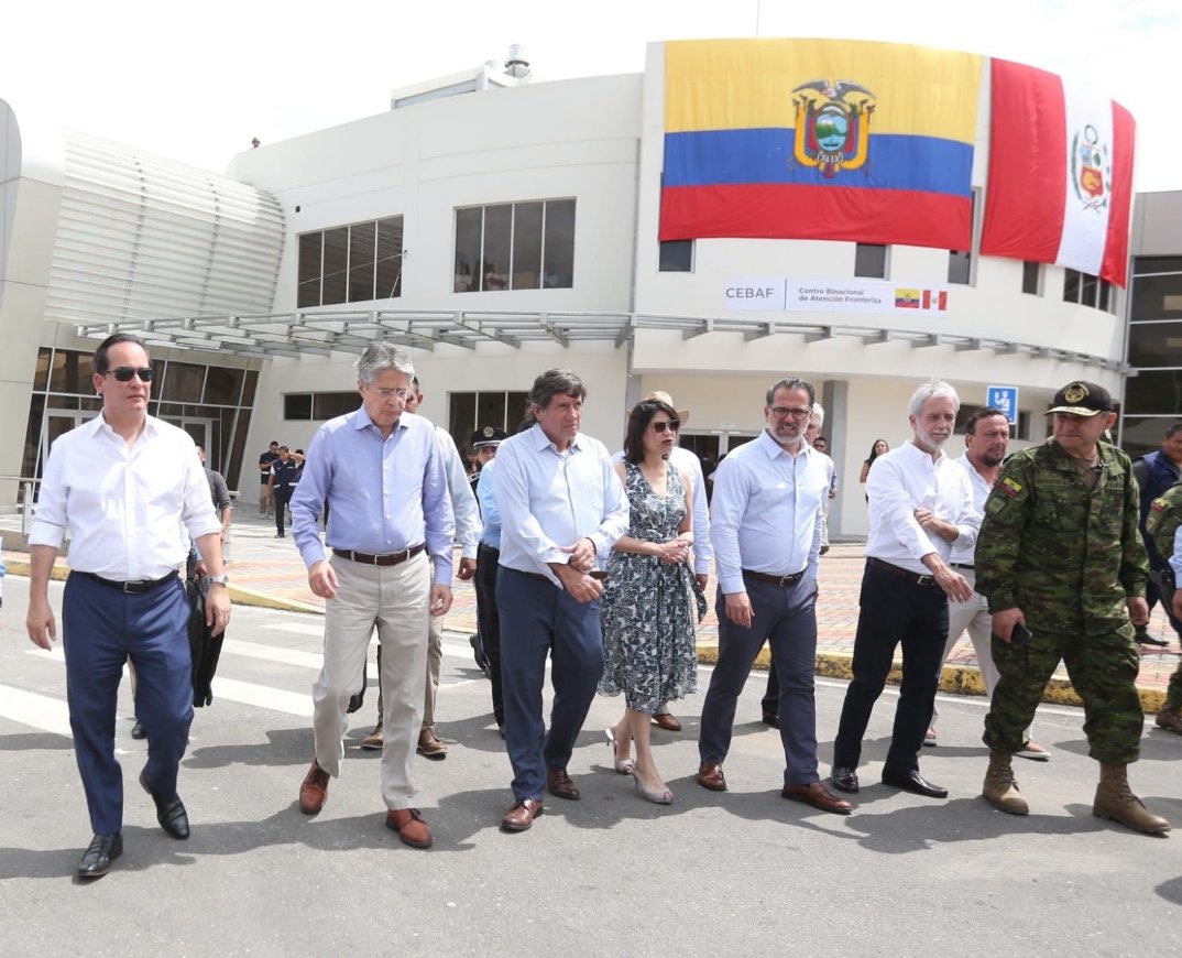 ¡Gran día en Ecuador! 🔥🇪🇨 El ministro <a href="/henrycucalon/">Henry Cucalon</a> y varias autoridades de Estado se unieron al Presidente <a href="/LassoGuillermo/">Guillermo Lasso</a> para inaugurar el Centro Binacional de Atención Fronteriza Macará - La Tina. 🏢✨  🤝💪 #EcuadorUnido #DesarrolloRegional