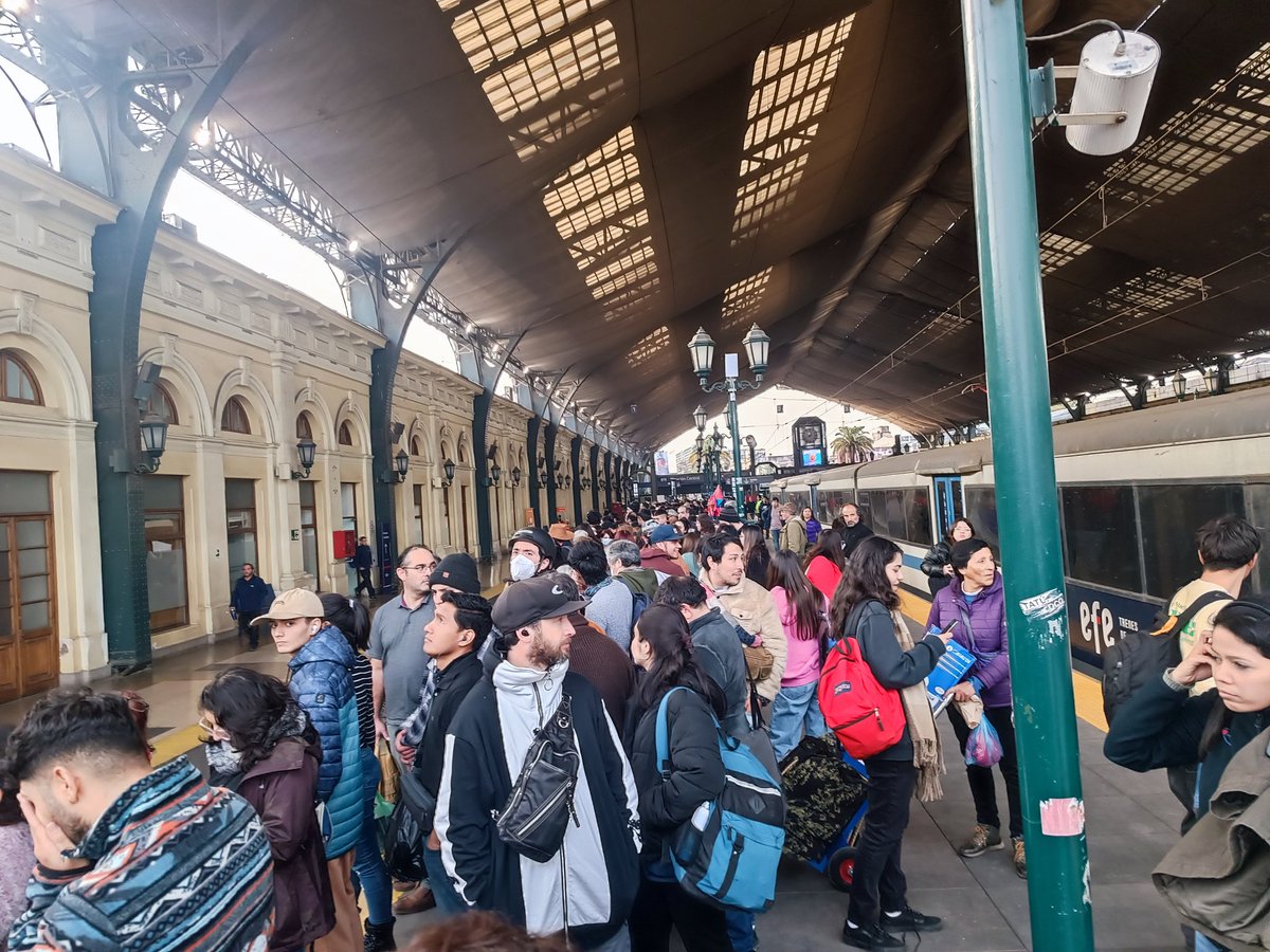 elbeltrant's tweet photo. @EFE_Rancagua @EFE_Rancagua tienen metro desde las 16:30 estacionado esperando gente a Paine y la gente que va a Rancagua San Fernando esperando el de las 17:00 hora esperando... https://t.co/h0gpBIGqmC