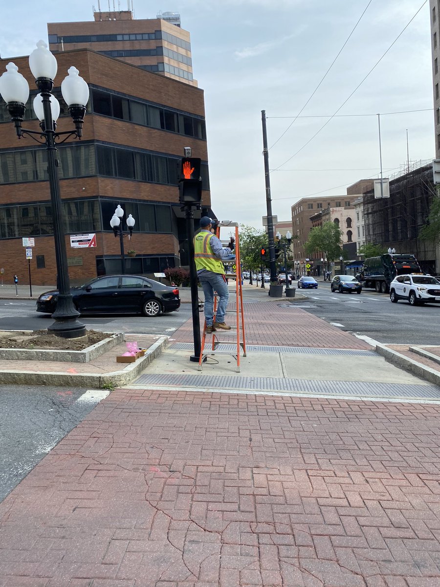 New beg buttons at state and Pearl! So the new default rule is: no pedestrian signal phase at Albany’s busiest intersection. What a way to run a railroad.