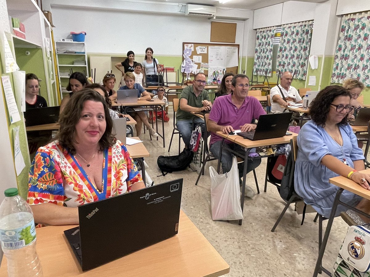 direcmur's tweet photo. Más de un centenar de directores pertenecientes a DIRECMUR han acudido hoy a la formación específica para la realización de la memoria final de curso.Damos las gracias a Carlos,Ramón,Fulgencio y Ángel por su gran trabajo.Y a María del Mar de @educarm por estar presente.Gracias❤️ https://t.co/lKMG0WgiXl