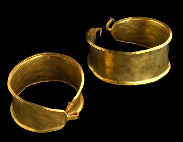 Yaklaşık 3.500 yıllık bu altın bileklikler -kolluk ya da halhal da olabilir- 1975 yılında Galler'deki Carmarthenshire'da yer alan Llandeilo yakınlarındaki Capel Isaf'da keşfedilen bir buluntu grubuna aitler.

📸Flickr/Amgueddfa Cymru - National Museum Wales