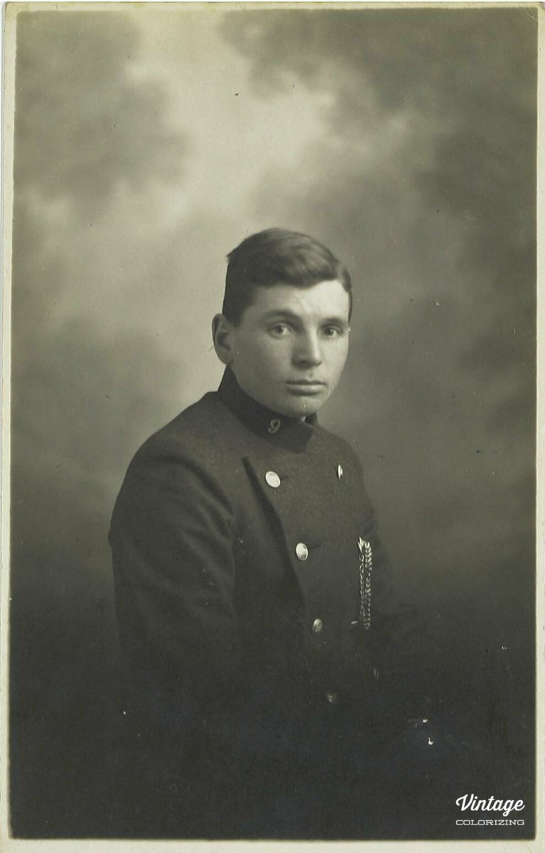 Colorizer2's tweet image. 📷 Betoverende transformatie! ✨🖼️ Deze ingekleurde foto uit 1932 toont een jonge conducteur van de Zuid-Nederlandsche Stoomtramweg-Maatschappij (ZNSM). Door zorgvuldige restauratie komt deze jongeman (geboren 1920 - overleden 1935) tot leven.  #historisch #kleur #restauratie