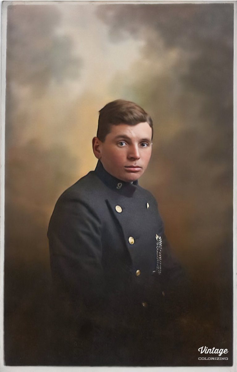 Colorizer2's tweet image. 📷 Betoverende transformatie! ✨🖼️ Deze ingekleurde foto uit 1932 toont een jonge conducteur van de Zuid-Nederlandsche Stoomtramweg-Maatschappij (ZNSM). Door zorgvuldige restauratie komt deze jongeman (geboren 1920 - overleden 1935) tot leven.  #historisch #kleur #restauratie