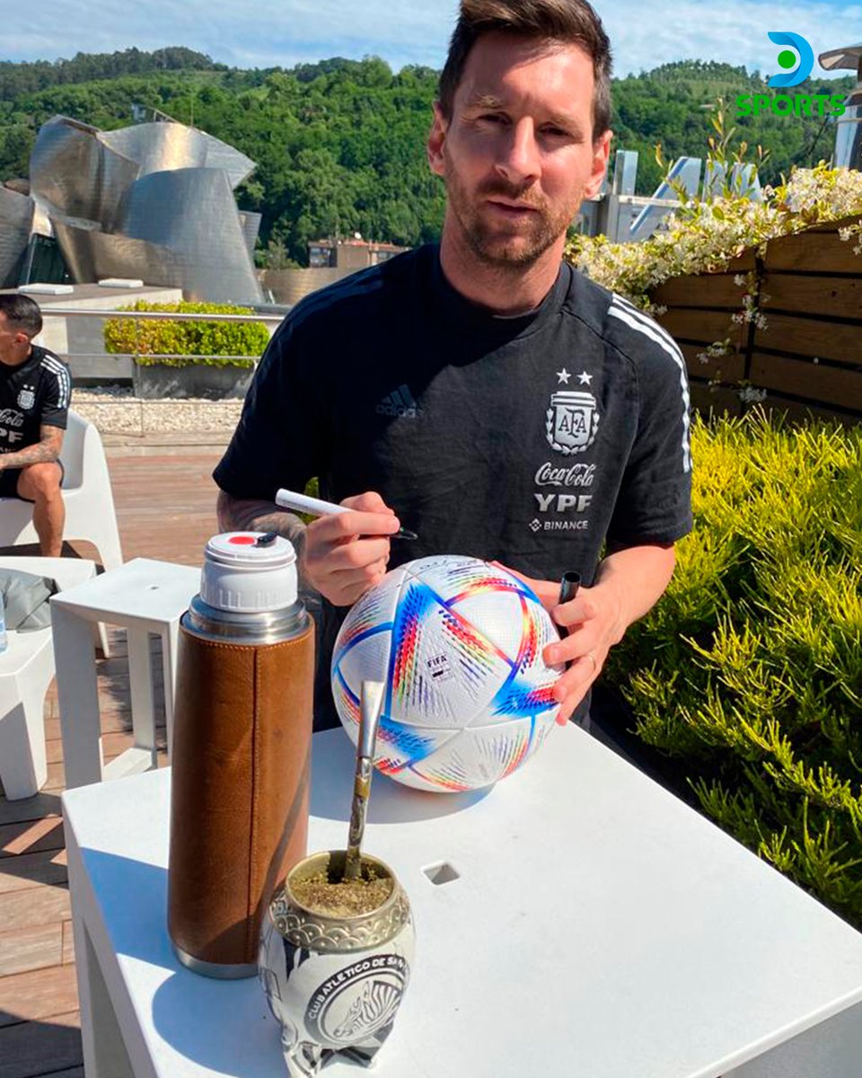 DSportsAR's tweet photo. ¿Messi de La Academia? 🤔

❤️ LIKE si te tomarías un mate con el CAPITÁN https://t.co/0HNY60EMVB