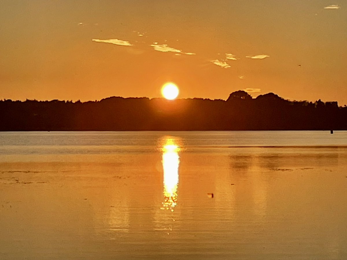 Sun setting on Wintersett reservoir Wakefield <a href="/BBCLookNorth/">BBC Yorkshire</a> <a href="/bbcweather/">BBC Weather</a> <a href="/Hudsonweather/">Paul Hudson</a> <a href="/Abbiedew/">Abbie Dewhurst</a> <a href="/KeeleyDonovan/">Keeley Donovan</a> @katerinabbc <a href="/WakeExpress/">Wakefield Express</a> <a href="/WkfdOfficial/">Wakefield Official News</a> <a href="/Expwakefield/">Experience Wakefield</a> <a href="/journoLeanneC/">Leanne Clarke</a> @Lucy_Wakeyplace <a href="/Normanton0809/">Five Towns Gossip</a>