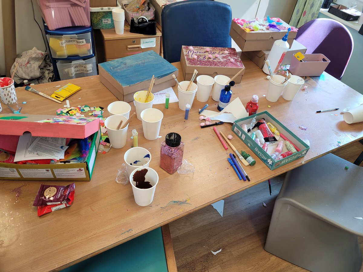 Hive of #activity on weaver ward yesterday with the fabulous self-soothe box group #selfcare 
#selfsoothe #meaningfulactivity #therapeutic 
@_jesscullen @danpen321 @Mersey_Care