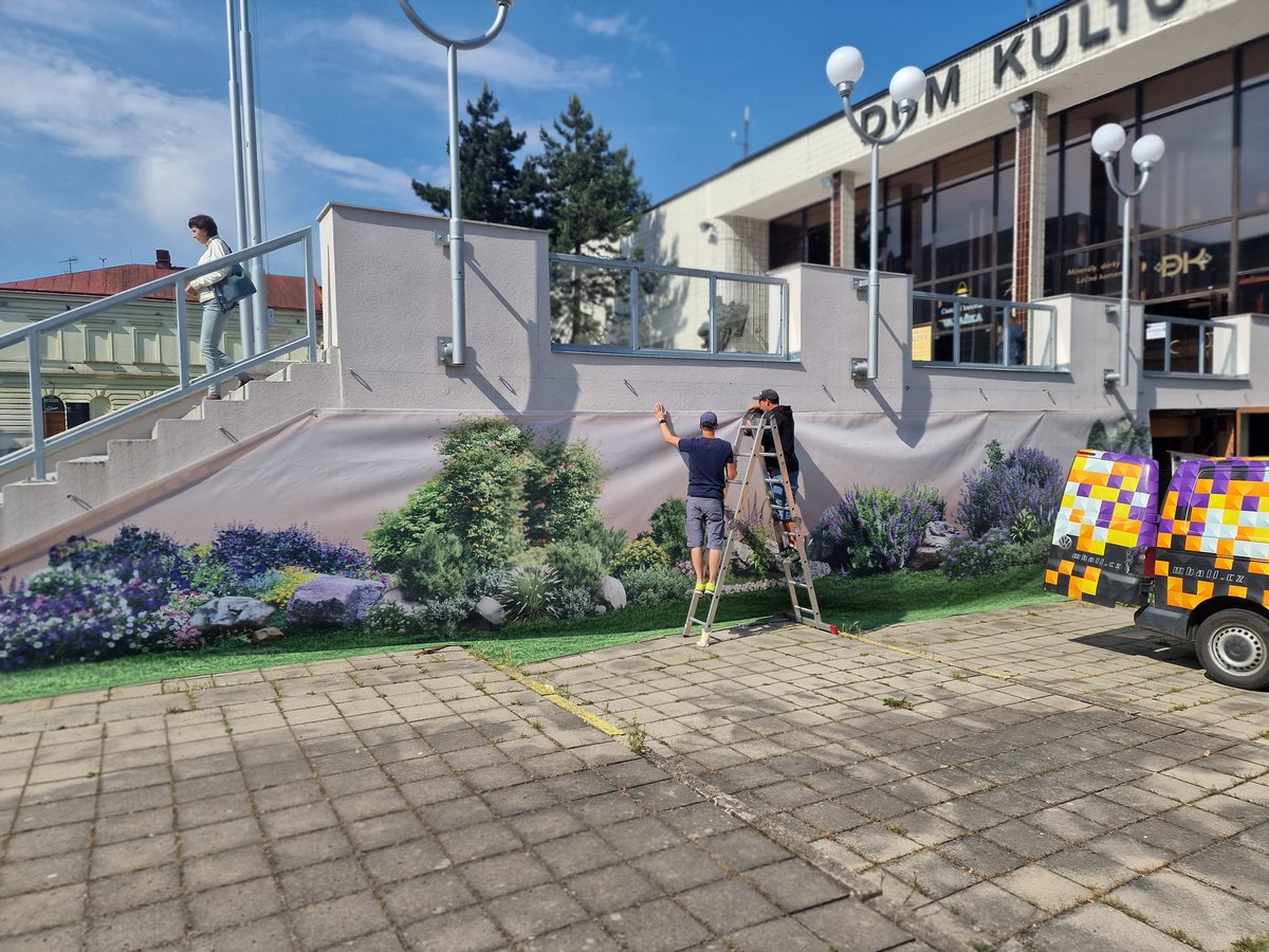 MichalBerg's tweet photo. Vedení města Vsetína instalovalo na schody do kulturáku "designovou plachtu" s natištěnou zelení. Mluví se o tom, že pokud se řešení osvědčí, vyvěstí se také plachty s novou lávkou přes Bečvu, bezpečnou sítí cyklostezek a zubní ordinací včetně zubaře. https://t.co/BzS1StXKFo