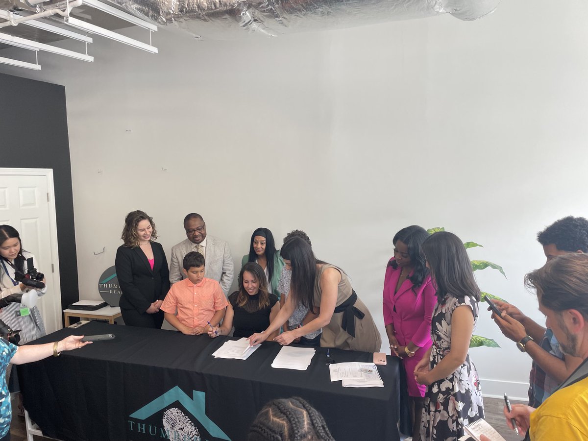 Today this wonderful family bought a home in Hyde Park!  Using a federal housing voucher &amp; down-payment assistance they put the pieces together. ⁦⁦<a href="/MayorWu/">MayorWu</a>⁩ programs are helping hundreds of families become homeowners ⁦⁦<a href="/BostonHousing/">Boston Homes</a>⁩ ⁦<a href="/BostonNeighbor/">Office of Housing</a>⁩