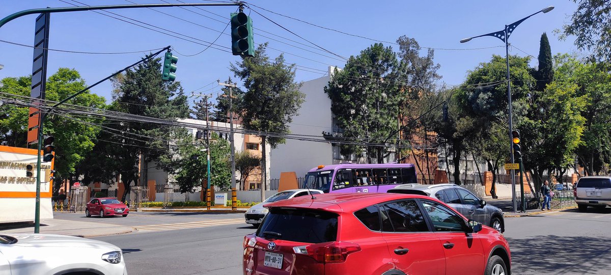 cdotor_'s tweet photo. @UCS_GCDMX Buenas tardes, tenemos semáforos fuera de servicio en Av. Industria militar, esquina con Gral Abraham Cepeda, ¿podría mandar personal a repararlos por favor? 
https://t.co/GlrJ88h9RX https://t.co/LF3ZfvMSvh