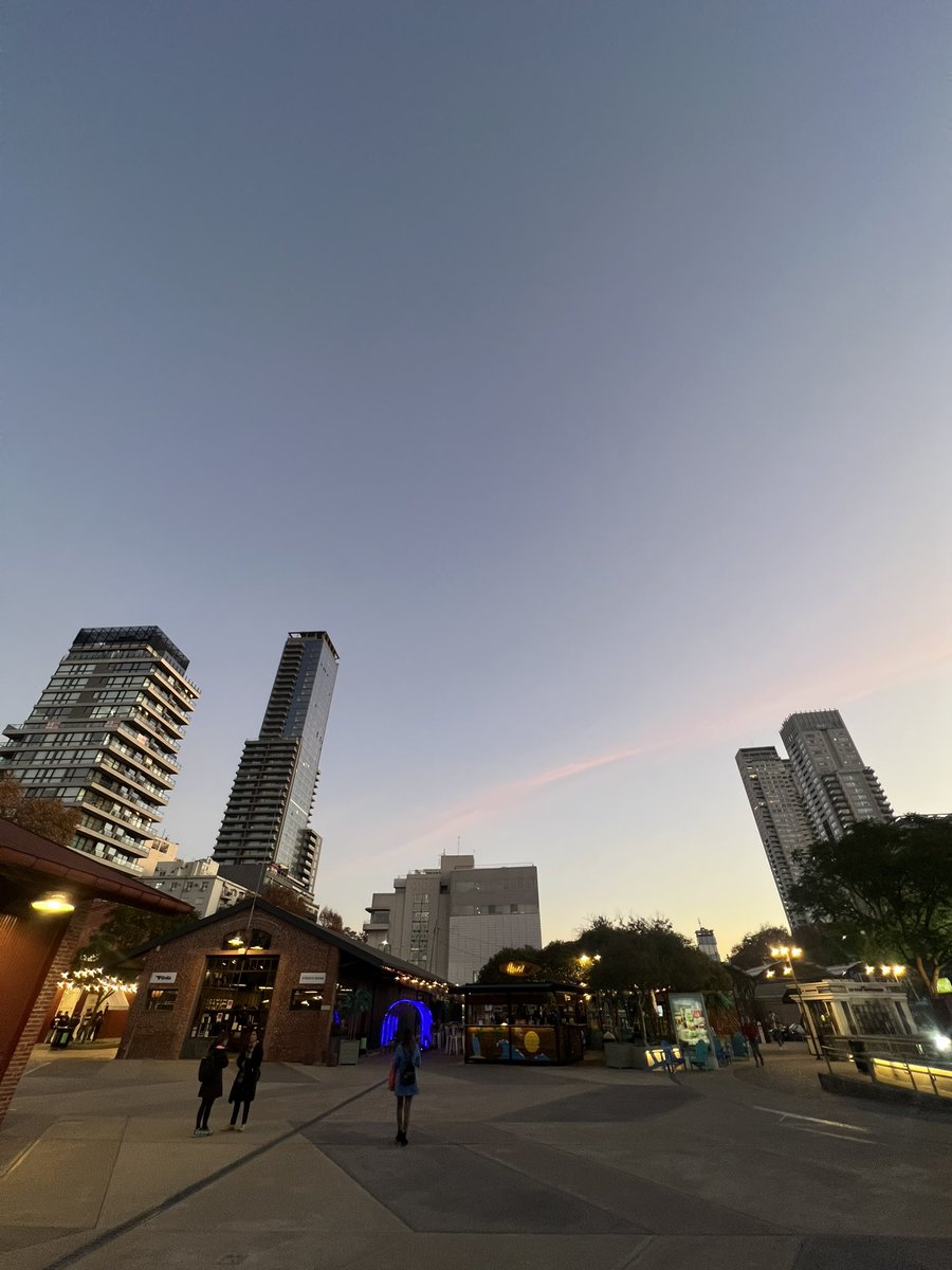 BhagavanVasquez's tweet photo. Les regalo este hermoso atardecer 🌅 desde #BuenosAires #Argentina a 10 ° ❄️☁️🧡
Que hermosas maravillas nos regala la vida!
¡Respiremoslo! Vivamos el HOY 🫂🌬️🧿 #BhagavanVasquez #Medium #Junio #DistritoArcos https://t.co/8pRmxKkDeU