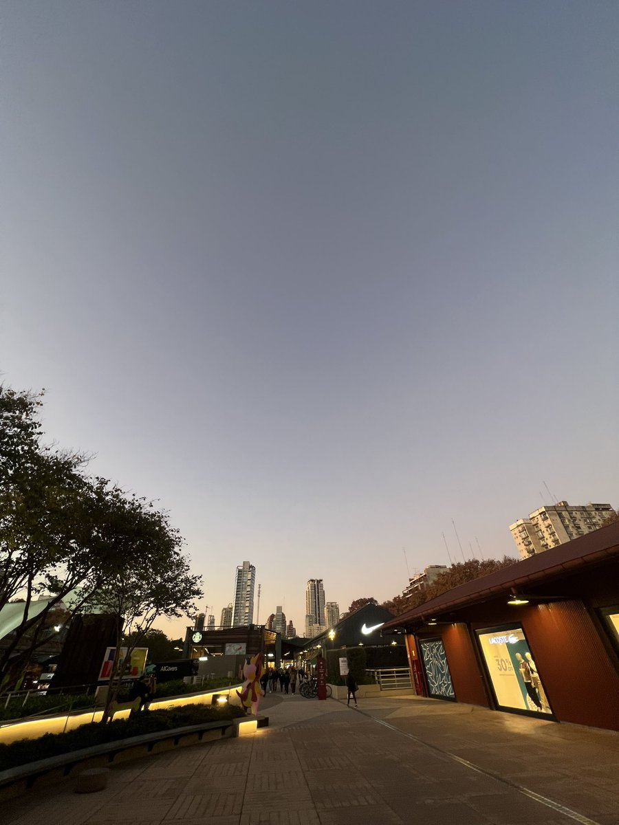 BhagavanVasquez's tweet photo. Les regalo este hermoso atardecer 🌅 desde #BuenosAires #Argentina a 10 ° ❄️☁️🧡
Que hermosas maravillas nos regala la vida!
¡Respiremoslo! Vivamos el HOY 🫂🌬️🧿 #BhagavanVasquez #Medium #Junio #DistritoArcos https://t.co/8pRmxKkDeU