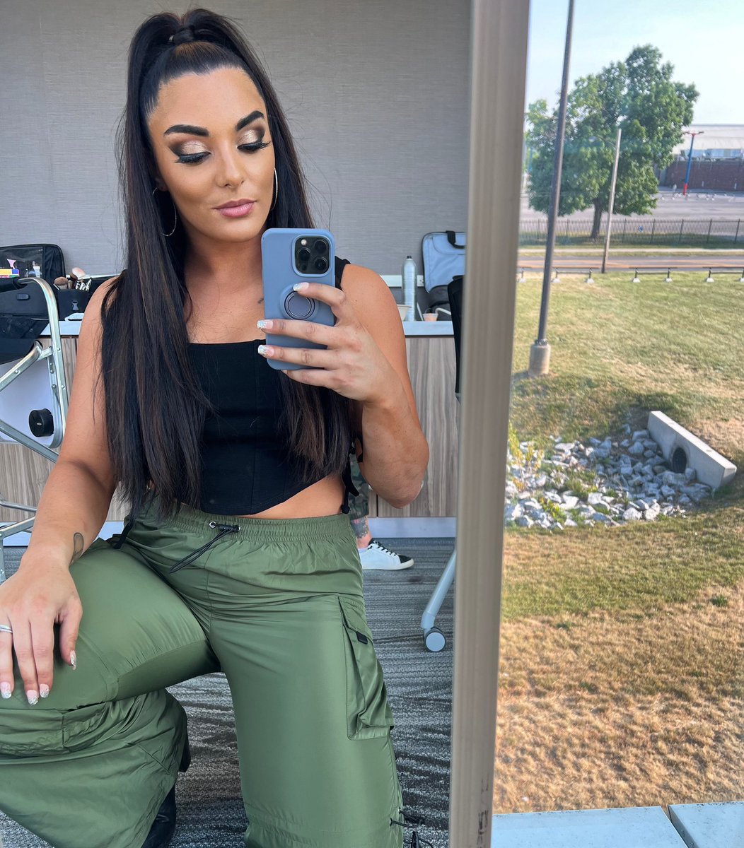 DeonnaPurrazzo's tweet photo. It was the bday glam for me 😍 https://t.co/ah7maFIbVo
