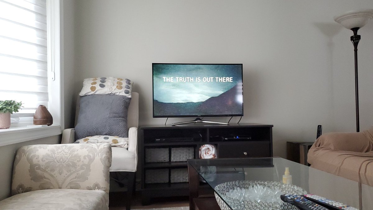 TeasersWorld's tweet photo. @GillianA Introducing my daughter to a long-time fav of mine.. now we're binge watching 👀 #truthisoutthere https://t.co/t0U7S5zO5m