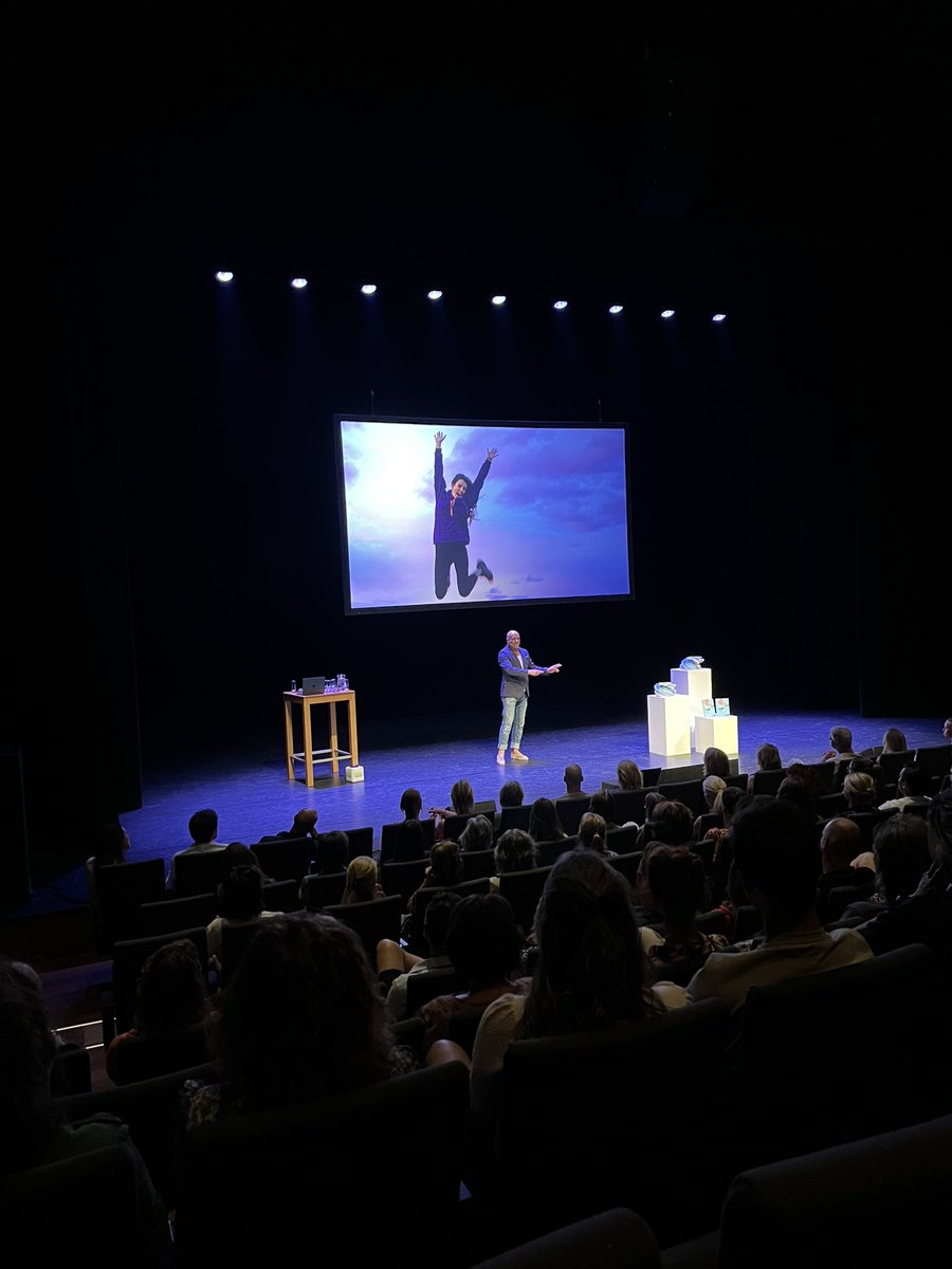 omjsactueel's tweet photo. Een avond vol power van Micke Hermansson. Wow! Geboeid tot het eind; krijg dat maar eens voor elkaar! Je leest hoe jij dat ook kunt doen in ons nieuwe boek: PresentatiePower! ๐ฅAls je erbij was, wat neem je morgen direct mee? #OMJS #Heutink #presentatiepower https://t.co/vHfzJOr7gR