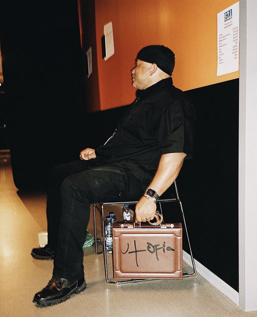 Ovrnundr's tweet photo. Travis Scott backstage at SZA’s SOS Tour https://t.co/ru2qrUbFiV