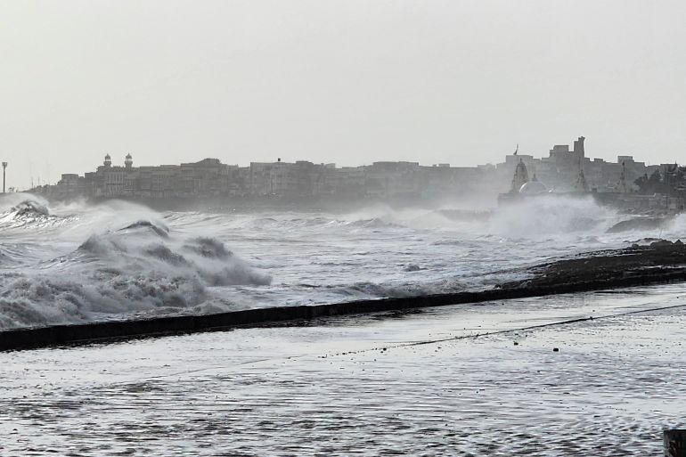 NeotericFeed's tweet photo. Climate Change Minister Sherry Rehman said on Wednesday that Cyclone Biparjoy, which has slightly moved away from Karachi, will hit Keti Bandar, located in the Thatta district of Sindh, on Thursday at 11 am.

#CycloneBiporjoy #CycloneBiparjoyUpdate #Karachi #ketibandar https://t.co/O83aYDEtLq