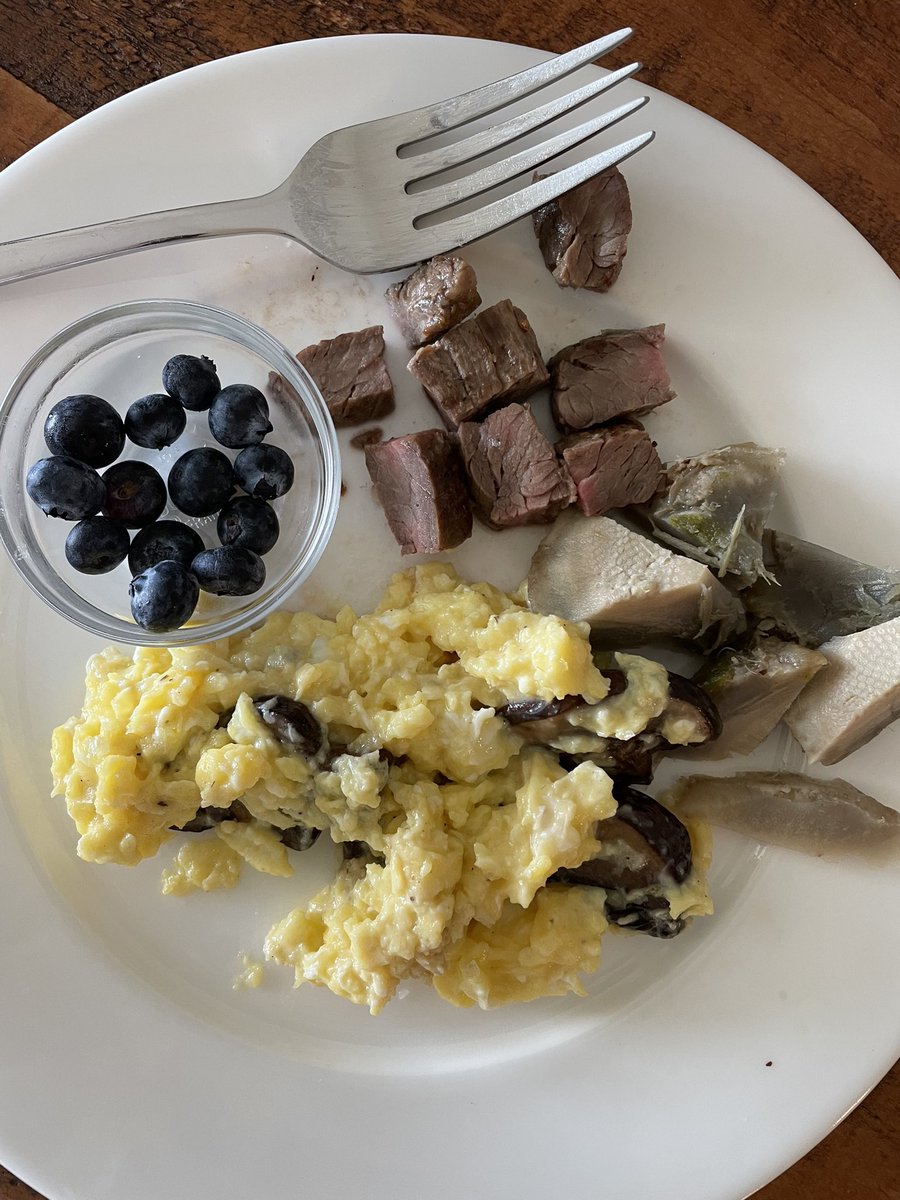 Many would be afraid of the red meat and eggs due to deeply ingrained fear of cholesterol

Dinner leftovers —> lunch 

🥩+ 🍳 to keep me satiated and support muscle growth

Artichoke for prebiotic effect of inulin 

🫐 for polyphenols to ⬇️ risk of cancer, cardiovascular disease