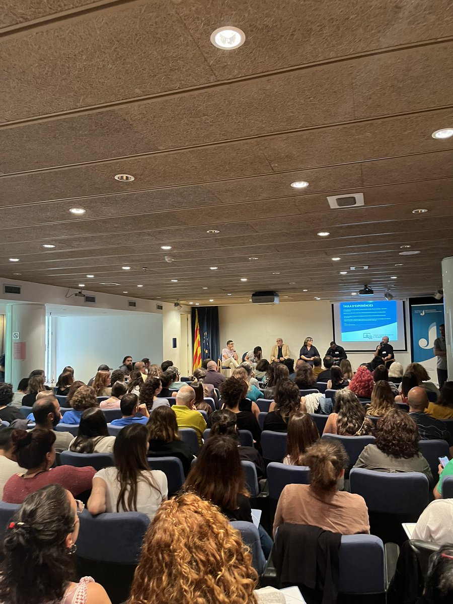 OhFICINA_JOVE's tweet photo. 🔵 Avui hem estat a E-transforma’t!
◾️ Trobada Nacional de la @xarxa_xnej 2023
📲 Espai de reflexió i detecció de necessitats per als punts i #oficinesjoves en el marc de la societat digital.
Org. @xarxa_xnej i @joventutcat
#etransformat https://t.co/cR6XlTZArs