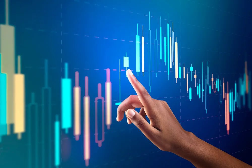 choquei's tweet photo. 🚨AGORA: Agência de classificação de risco S&amp;P Global Ratings elevou a nota do Brasil de “estável” para “positiva” pela primeira vez desde 2019 após ótimos números, inclusive o do PIB, no governo Lula. A ação deve elevar ainda mais o Produto Interno Bruto. https://t.co/3bf4vPeUGZ