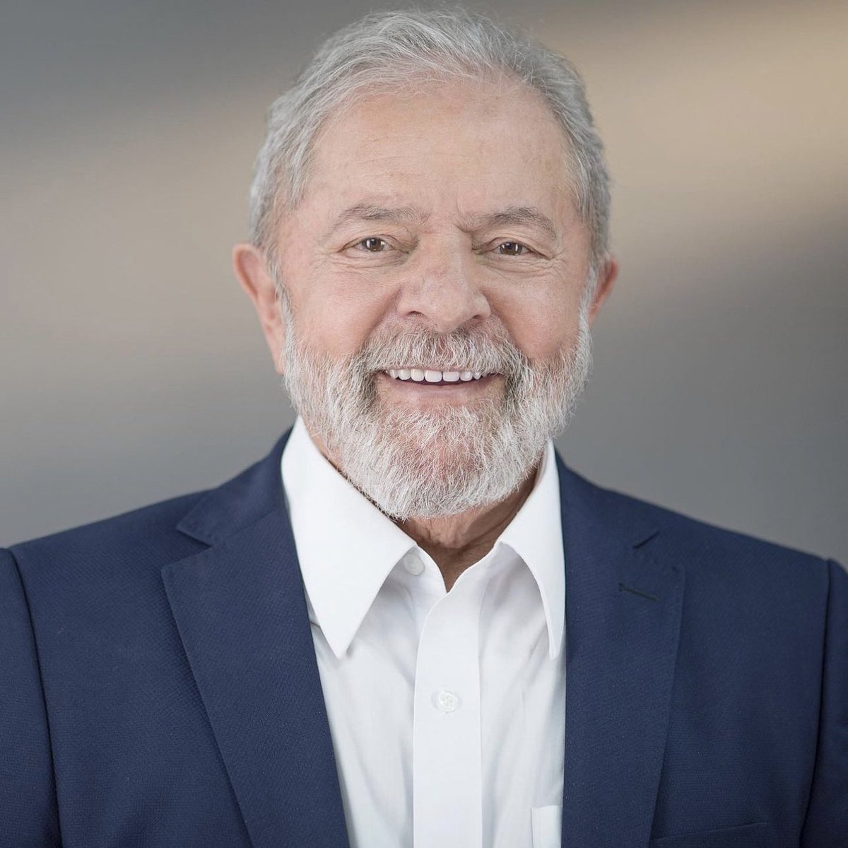 choquei's tweet photo. 🚨AGORA: Agência de classificação de risco S&amp;P Global Ratings elevou a nota do Brasil de “estável” para “positiva” pela primeira vez desde 2019 após ótimos números, inclusive o do PIB, no governo Lula. A ação deve elevar ainda mais o Produto Interno Bruto. https://t.co/3bf4vPeUGZ