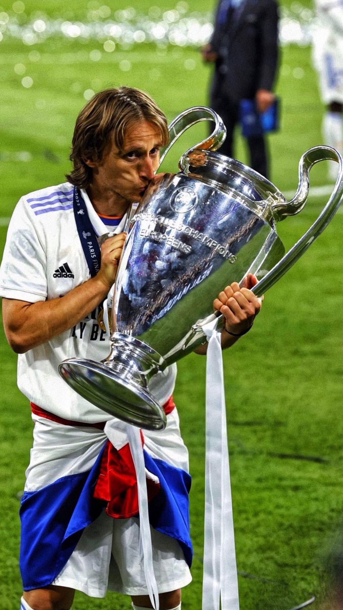 BIN_aat's tweet photo. @forcabarca_ar ما فيه مقارنه وعيب نقارن جزمة لوكا معى اي لاعب وسط في التاريخ .. بس كاتب التغريده ذي نبي نصيحكم شوي https://t.co/E1tcZvHvwV