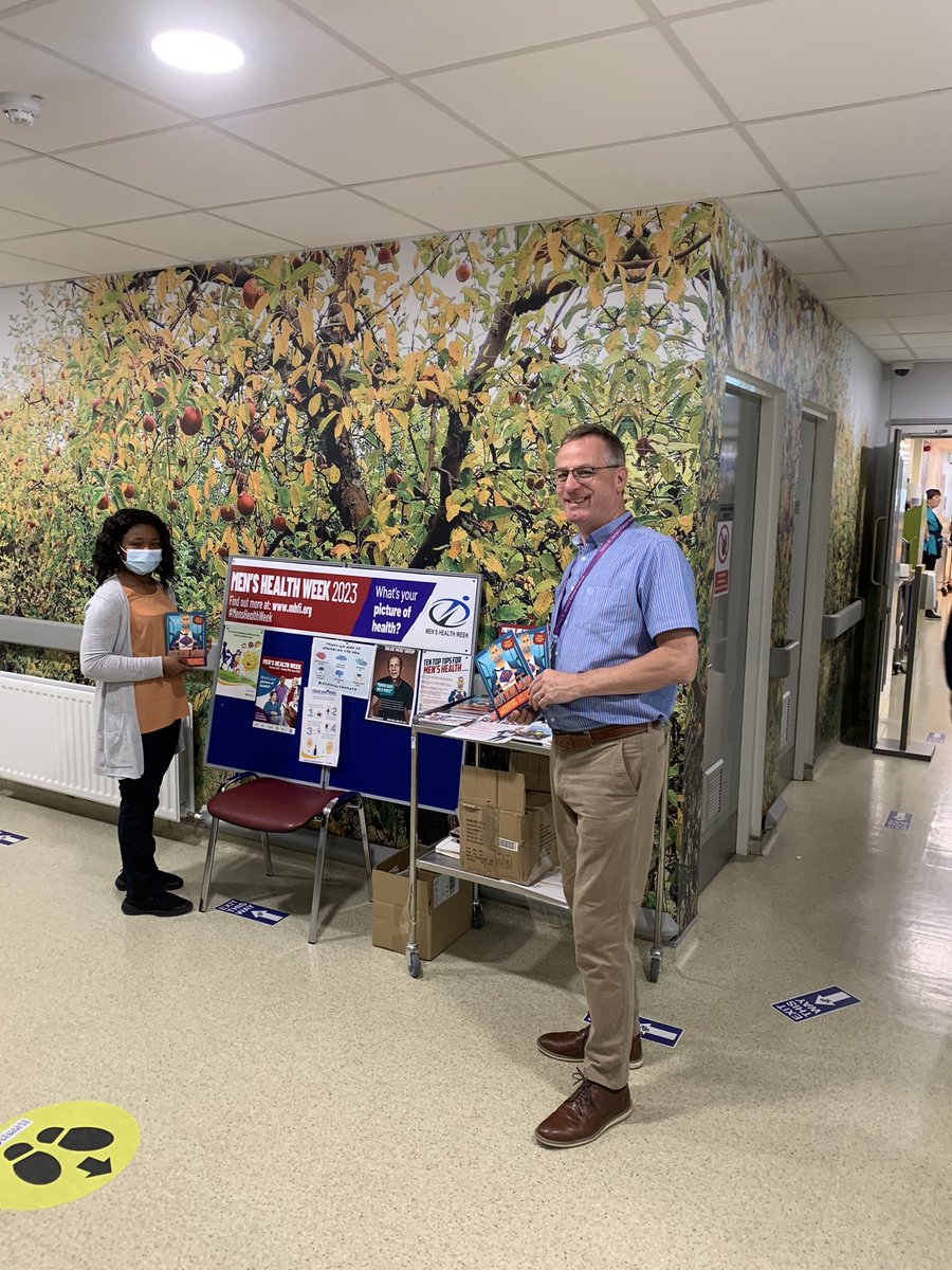 Great to provide help today on the #MensHealth stand at @stjamesdublin with Linda Wilson @IrishCancerSoc #MensHealthWeek2023 #beaware @Aware @PietaHouse @CancerInstIRE