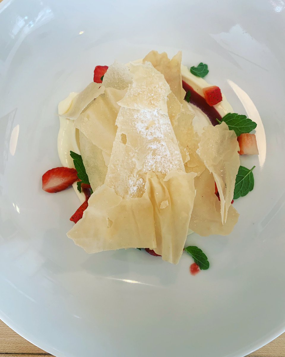 restaurantandem's tweet photo. Tomber dans les fraises 🍓🍓🍓

La dernière création de notre chef ! Crémeux chocolat blanc et mélilot, confit de rhubarbe, coulis fraise et mélisse 

Avez vous hâte d’y goûter ? https://t.co/pm8Xp6o0kB