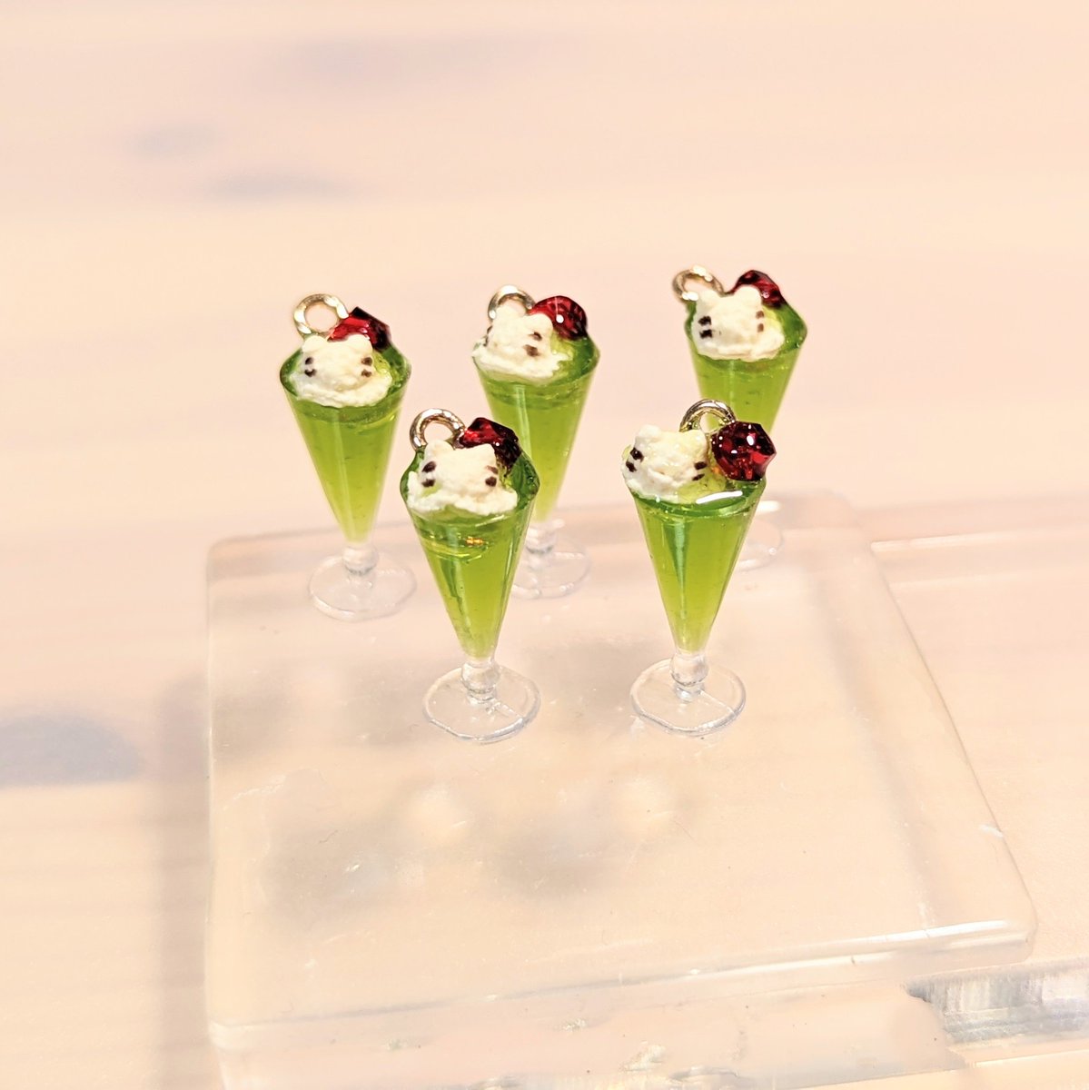necomilk0529's tweet photo. お久しぶりです😭

オーダー品作りつつ、コミケ合わせの新作も作り始めています！
(ᯫ᳐ᐠࠔ ᐟᯫ᳐ )੭”
コミケ後にminneでも新作販売できたらと思います🙇‍♀️

今朝はミニミニ猫アイスメロンソーダを作っていました🍈

あと昨日のかえちゃん- ̗̀📦 ̖́-

 #フェイクスイーツ  #ミニチュア https://t.co/R9OMS9KmJx