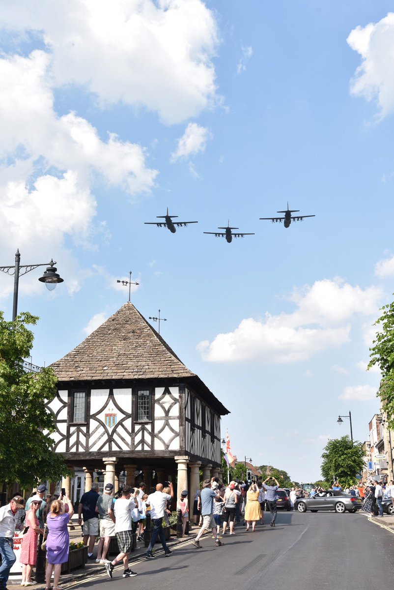 bispers's tweet photo. @BBCWiltshire @benpratershow Fantastic to the the Hercules flypast along Royal Wootton Bassett High Street this afternoon.
#Hercules #Farewell https://t.co/VZ6UVHmCgI