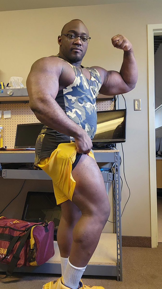 joshflexing255's tweet photo. Updates
#officeflex
#posing
#flexing
#neverbigenough https://t.co/X5SHaZm7KK