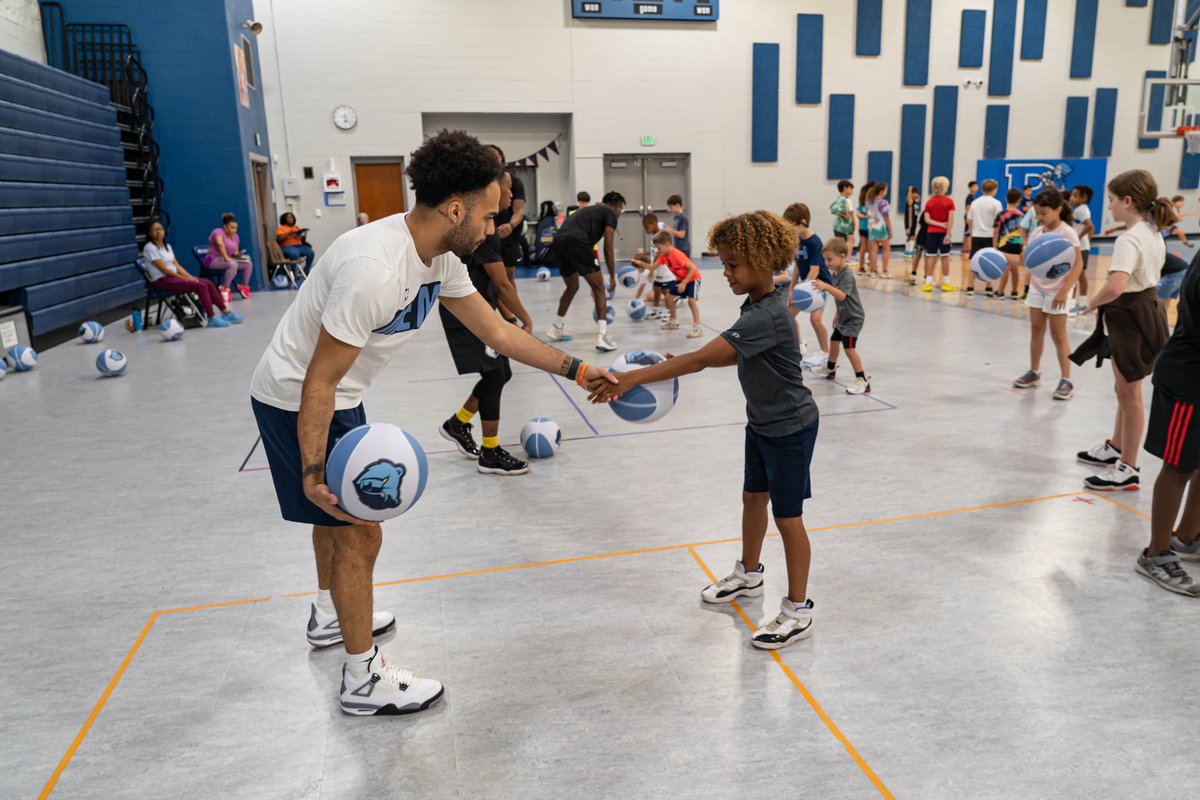 memgrizz's tweet photo. camp talk with @G1LYARD ✅ https://t.co/UvF7LH442i