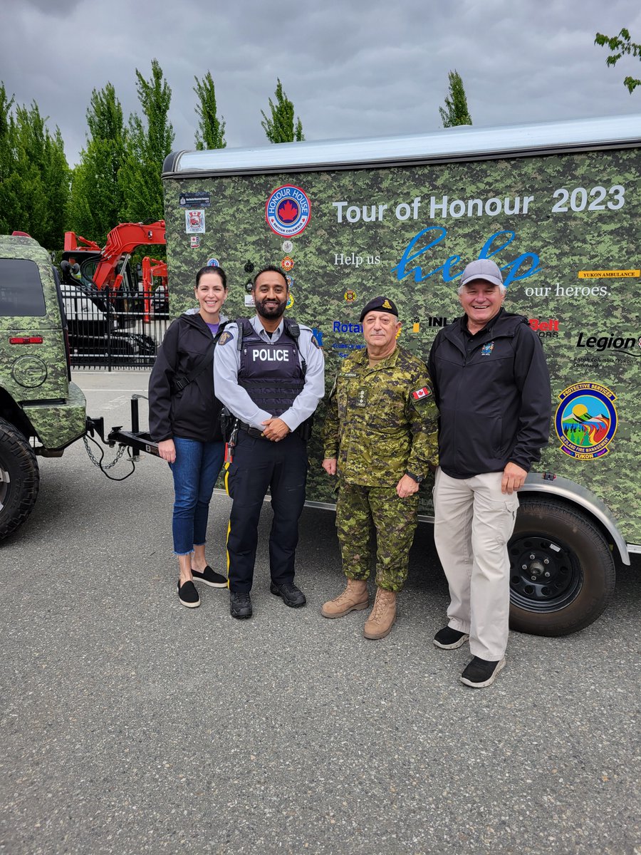 LangleyRCMP's tweet image. Langley Community Policing Unit was happy to attend the Honour House event today at Inland Kenworth in Aldergrove.

This is a great organization that helps first responders dealing with injuries and illnesses.

#langley #rcmp #langleyrcmp #langleypolice #bcrcmp