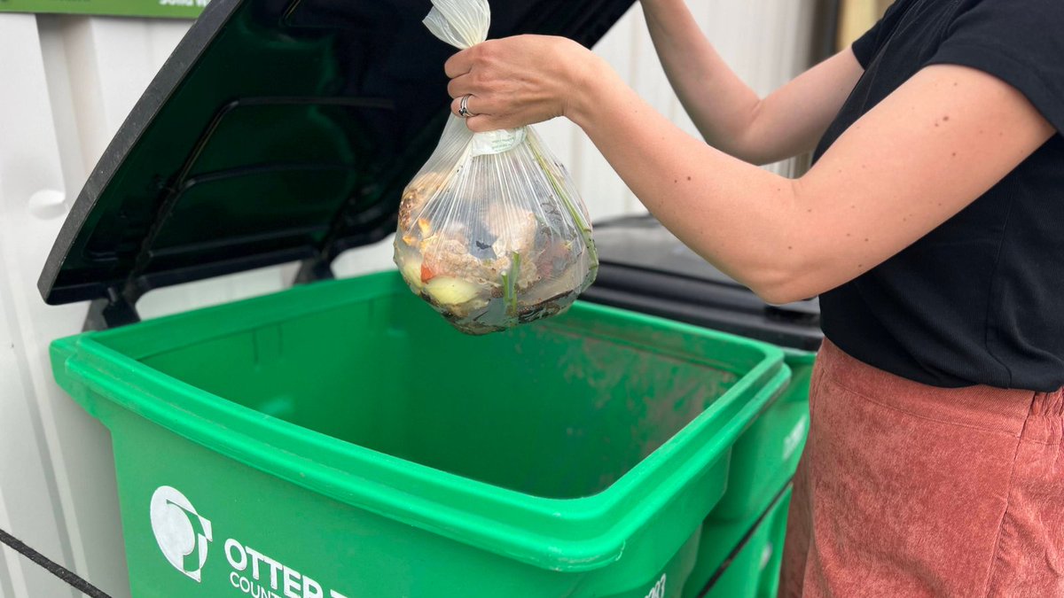 OtterTailCoMN's tweet image. A rind is a terrible thing to waste.  🤣 Sign up for the new food waste drop off site in #BattleLake and get a starter kit of compostable bags and a countertop pail. Contact Emma with the Solid Waste Department at 218-998-8915 or ekoecker@co.ottertail.mn.us #compostingiscool