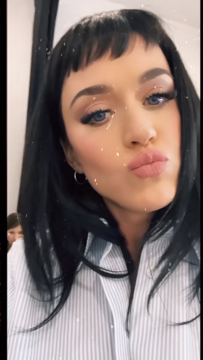 PopTingz's tweet photo. Katy Perry debuts new haircut. https://t.co/vT5rSfeFPF