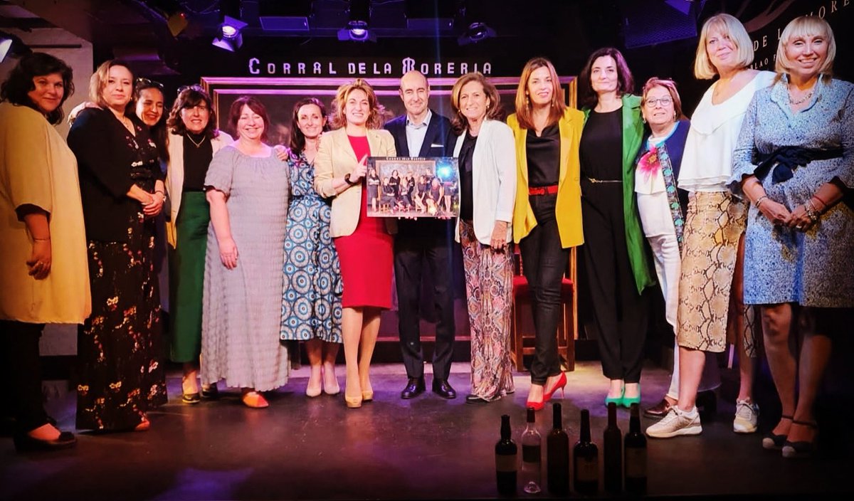 X Aniversario en <a href="/CorralMoreria/">Corral de la Morería</a> . Entregamos la foto que nos hicimos #Elvinoalmademujer <a href="/jonocla/">Noelia Herrera Jonocla</a>